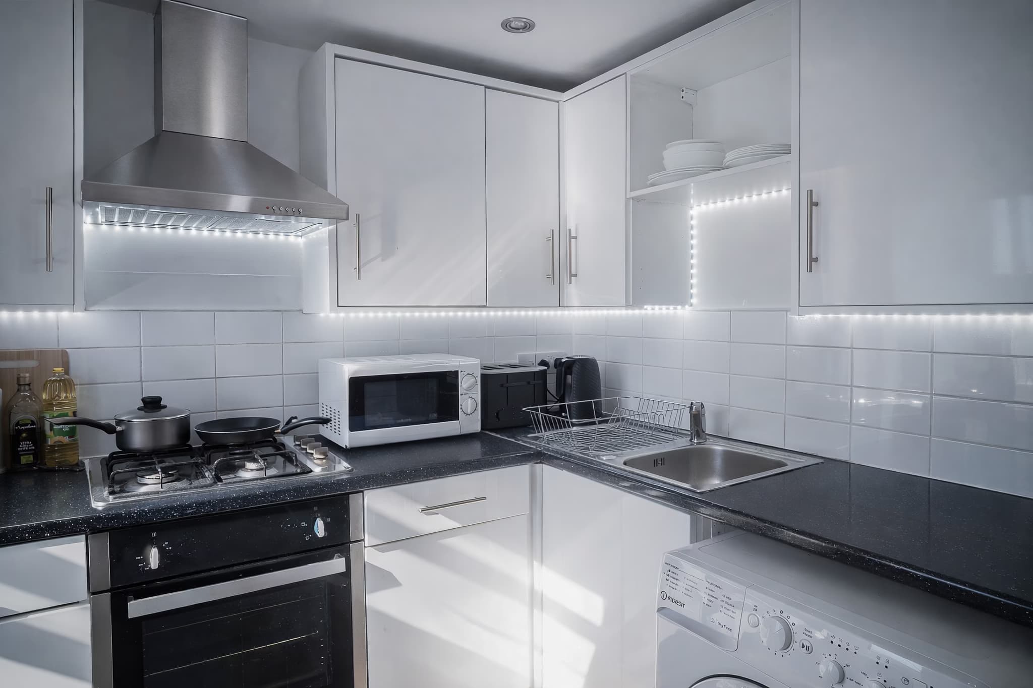 Fully equipped kitchen, Paddington W2 apartment
